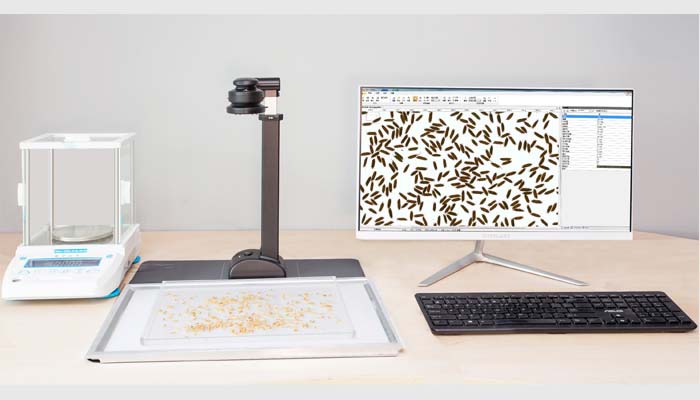 SC-G型全自動(dòng)種子考種及千粒重分析儀系統(tǒng)，考種儀，自動(dòng)考種儀，自動(dòng)考種分析儀。是根據(jù)圖像識(shí)別原理來(lái)實(shí)現(xiàn)自動(dòng)分析的。其圖像的成像方式有2種可選（高速掃描或500萬(wàn)像素拍照），目標(biāo)照明模式可在背光和普通日光之間切換?？捎糜诟黝?lèi)農(nóng)作物實(shí)粒種子的精確考種、各類(lèi)糧庫(kù)的蟲(chóng)口計(jì)數(shù)分析，以及發(fā)芽率、均勻度分析，可兼做表面光滑的昆蟲(chóng)計(jì)數(shù)或蟲(chóng)卵計(jì)數(shù)（如：米象、蚜蟲(chóng)、蠶卵、魚(yú)籽等），以及被當(dāng)作種子凈度工作臺(tái)用于種子凈度檢驗(yàn)。內(nèi)置支持網(wǎng)上在線(xiàn)升級(jí)的模塊。