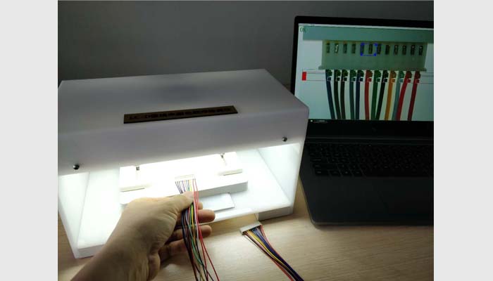 線(xiàn)束生產(chǎn)中需按指定顏色來(lái)排列線(xiàn)序。人工判別常因眼睛疲勞而產(chǎn)生錯(cuò)檢或漏檢。線(xiàn)序自動(dòng)檢測(cè)儀利用機(jī)器視覺(jué)技術(shù)，通過(guò)萬(wàn)深智能算法來(lái)對(duì)比預(yù)設(shè)參數(shù)，判定是否符合預(yù)設(shè)標(biāo)準(zhǔn)，自動(dòng)識(shí)別線(xiàn)束顏色順序并標(biāo)記輸出，100%保證無(wú)錯(cuò)位產(chǎn)品流出。