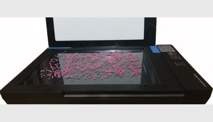 萬(wàn)深SC-P型大米加工精度檢測(cè)儀，又稱(chēng)大米加工精度儀，大米加工精度判定儀，大米留皮度檢測(cè)儀。是一款專(zhuān)用的大米加工精度檢測(cè)儀器。符合GB/T 5502-2018等標(biāo)準(zhǔn)。待測(cè)大米樣品經(jīng)專(zhuān)用染色劑（伊紅Y-亞甲基藍(lán)）染色后，大米上的留皮和胚為藍(lán)綠色，胚乳為紫紅色，儀器專(zhuān)用的智能識(shí)別軟件由大米留皮度及其占比來(lái)自動(dòng)分析出大米樣品的加工精度。該儀器主要適用于科研院所、檢測(cè)單位、碾米廠(chǎng)和流通企業(yè)等。