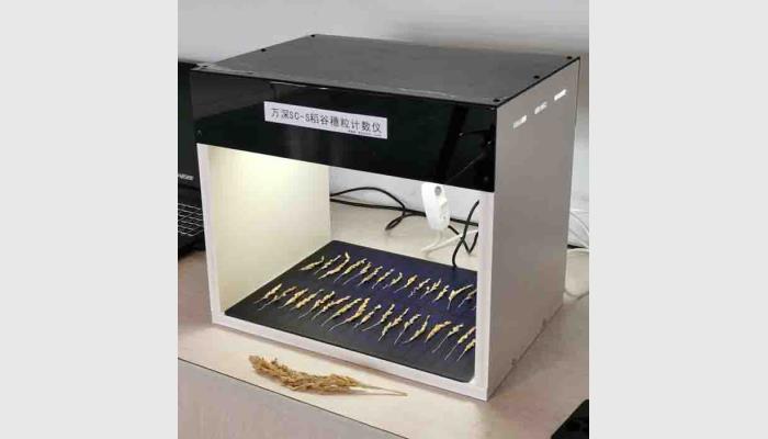 萬(wàn)深SC-S型稻谷穗形粒數(shù)考種儀，稻谷穗粒計(jì)數(shù)分析儀，稻穗計(jì)數(shù)分析儀。由800萬(wàn)像素自動(dòng)對(duì)焦拍攝箱體、智能化稻穗分枝數(shù)粒測(cè)長(zhǎng)軟件、穗枝放置與尺寸標(biāo)定板等組成。是免培訓(xùn)的傻瓜式分析儀，專(zhuān)用于水稻快速測(cè)產(chǎn)與育種考種。
