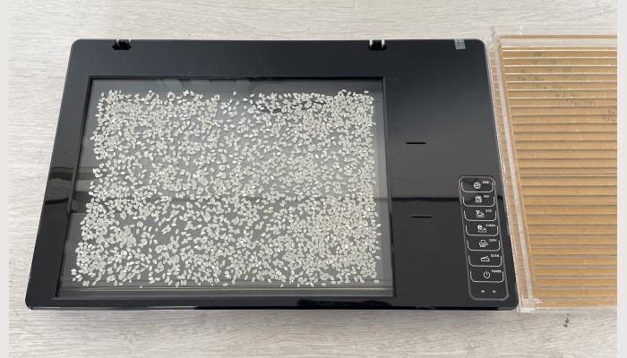 SC-E0型大米外觀(guān)品質(zhì)檢測(cè)儀，又稱(chēng)稻米品質(zhì)分析儀，米質(zhì)判定儀，大米外觀(guān)品質(zhì)分析儀?？梢淮涡詼y(cè)量自動(dòng)分析30g以上大米樣品的整精米率、碎米率、堊白度/率、黃粒米率、大米顏色黃度指數(shù)、大米白度等。